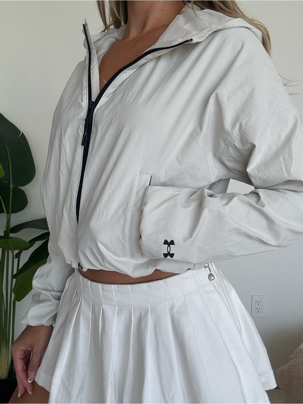 Under Armour White Hooded Lightweight Zip Jacket with Black Trim - Picture 4 of 5